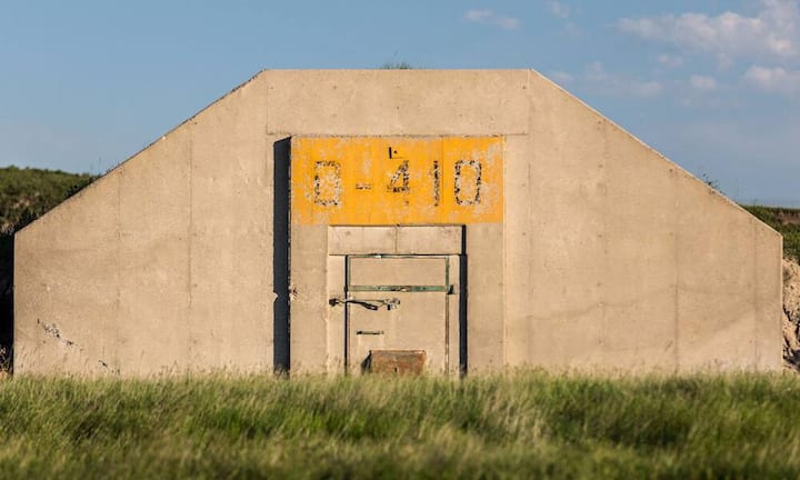 Die Apokalypse-Bunker für Superreiche:Egal ob ein Atomkrieg oder eine Zombieapokalypse das Ende der Welt auslösen wird, die Vivos Group bietet beste Vorbereitung. Das in Kalifornien beheimatete Unternehmen baut und pflegt riesige verschanzte Bunker, in welchen vermögende Familien Räume kaufen und so den Weltuntergang überleben können. Die neue Entwicklung, Vivos xPoint, wird als grösste private Bunker-Gemeinde der Welt verkauft. Die Bunker-Gemeinde kann bis zu 5'000 Menschen unterbringen.