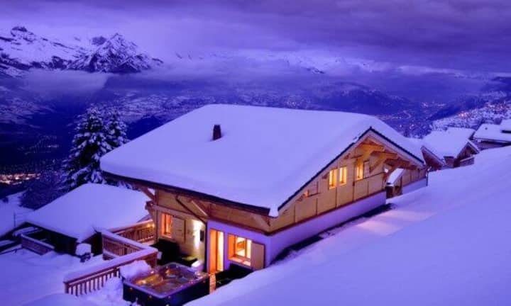 Beim «Hideaways Club» kaufen sich Investoren in ein internationales Portfolio von Luxusimmobilien ein und nutzen diese. In der Schweiz stehen hierfür insgesamt vier Chalets zur Verfügung, allesamt in Nendaz.The Hideaways Club