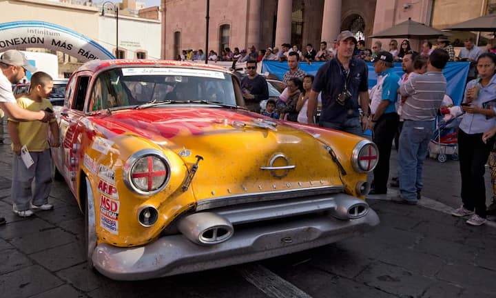 Bei allen Tagesankünften freut sich Alt und Jung an den Oldtimern wie diesem Oldsmobile.