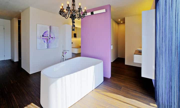 Barbie und Ken hätten ihre wahre Freude an diesem wunderschönen Badezimmer.