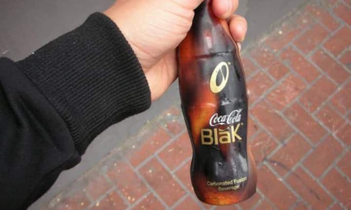 Das geplante «Museum of Failure» in Schweden gibt missglückten Produkten ein zweites Leben. Das Museum soll Mut machen und seine Besucher inspirieren. Viele der Flops kommen von weltbekannten Firmen, wie diese Auswahl der Ausstellungsobjekte zeigt:
Coca-Cola Blak
Die Cola mit Kaffeegeschmack war zwischen 2006 und 2008 auf dem Markt. Anders als die Varianten mit Vanille- oder Kirschengeschmack konnte sich Cola Blak nicht behaupten.mac42/CC/Flickr
