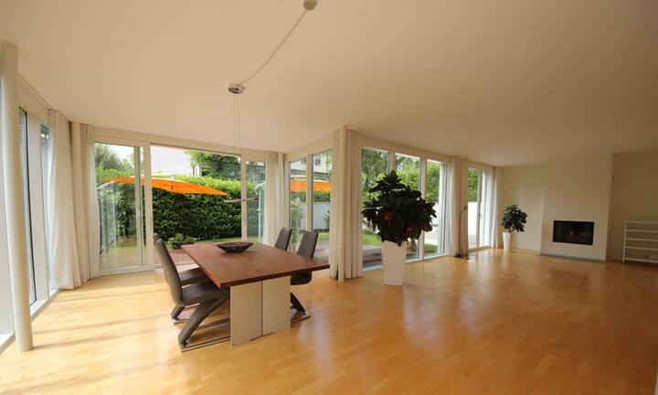 Die grosszügige Deckenhöhe von 2.65 Metern führt zu einem hellen, offenen Wohnbereich. Der Wohn-/Essbereich hat einen direkten Zugang zum Garten.
