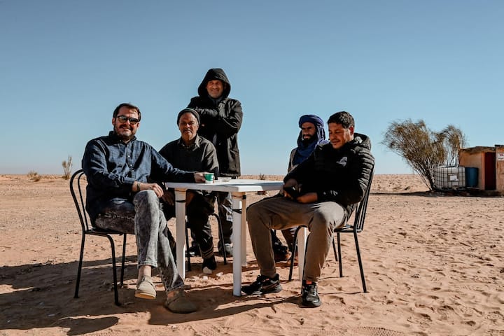 Aus dem Nichts tauchen in der Sahara ein paar Häuser auf, und wir werden zu einem Tee eingeladen.