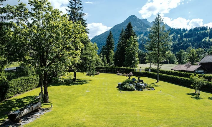 Das Chalet liegt in Grund, ca. zwei Autominuten vom bekannten Skiort Gstaad im Berner Oberland entfernt. Preis: 17'600'000.- Quelle und Bilder: Engel & Völkers