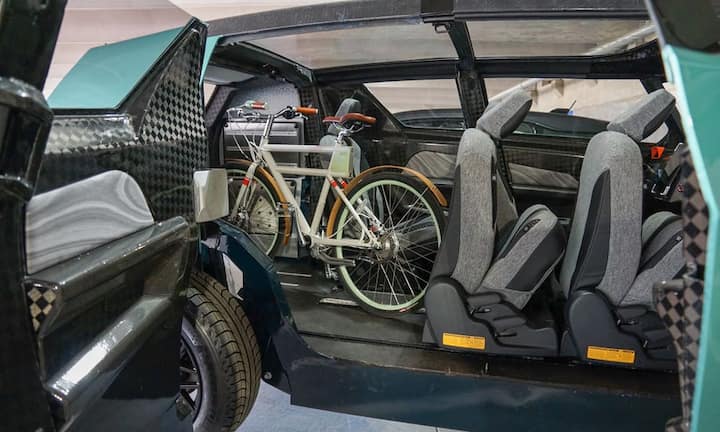 Die Sitze des uBox können verschoben werden, so dass genug Arbeitsfläche entsteht — oder man ganz bequem sein Fahrrad verstauen kann.