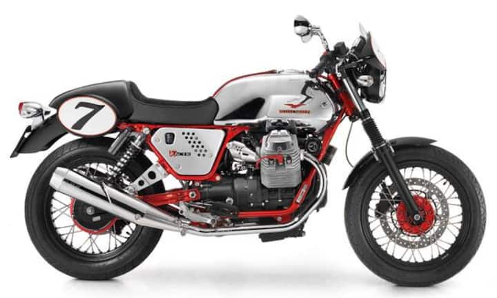 Für den starken Auftritt: Die Moto Guzzi V7 Racer macht das Einbiegen vor dem Stammcafé zum Genuss. Lässig gluckert der V2, gefährlich knistert der heisse Auspuff. Häng den Halbschalenhelm an den Lenker, winke wortlos einen Espresso herbei. Und leg die Sonnenbrille niemals ab. Niemals. 11 990 Franken.