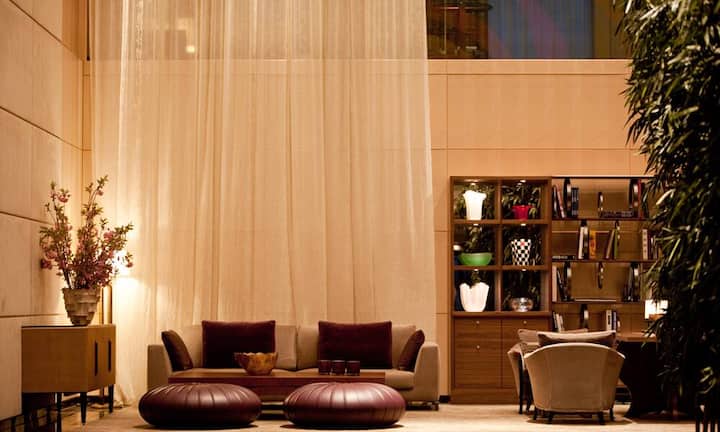 Platz 9 (Vorjahr: 9): Park Hyatt Zürich, ZürichAuf dem 9. Platz behauptet sich das Park Hyatt Zürich, das überzeugend gegen das Kettenhotel-Image ankämpft. Der charismatische Ableger der smarten Hotelgruppe hat das Gebot der Stunde erkannt: «Wir haben soeben die Service-Standards abgeschafft», sagt General Manager Jan Peter van der Ree. «Nun trainieren wir unsere Mitarbeiter darin, situativ und intuitiv zu entscheiden, wie mit dem Gast umzugehen ist.»