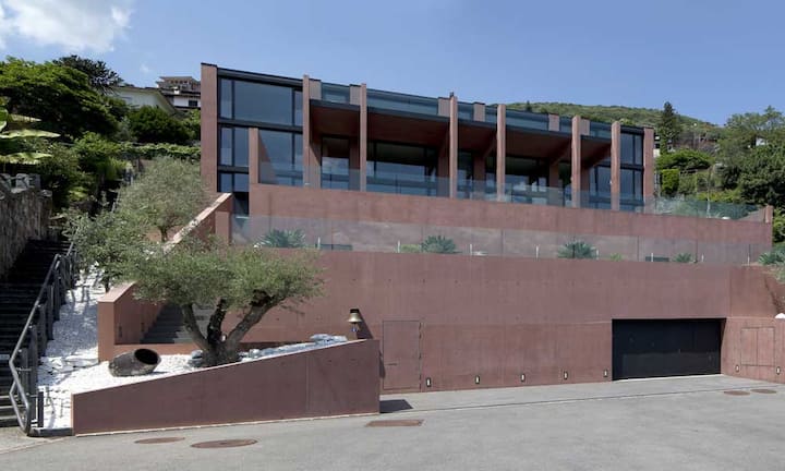 In der gleichen Etage der Garage befinden sich noch drei weitere Räume, darunter eine Kapelle. Im Zwischengeschoss gibt es eine hauseigene Turnhalle (ca. 240 Quadratmeter), den Fitnessraum, verschiedene Garderoben, den Weinkeller, Technikräume sowie den Zugang zur Terrasse.