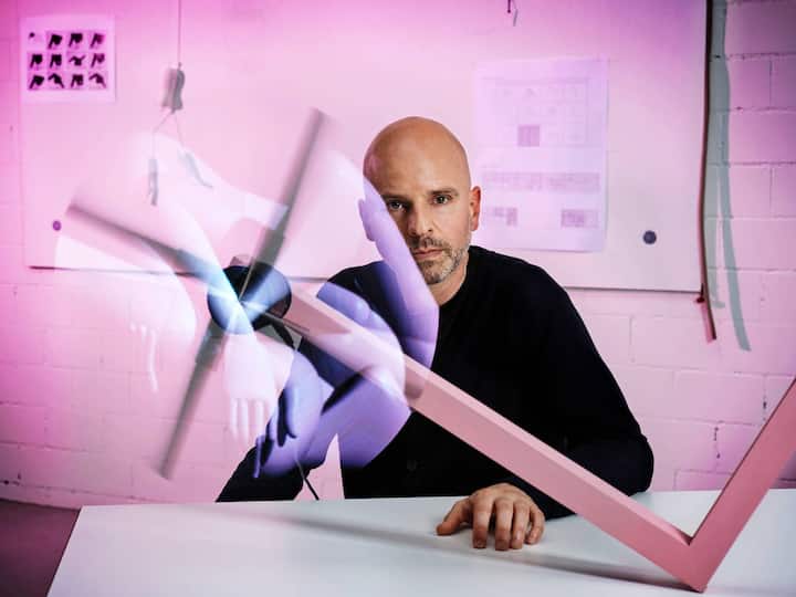 Der Schweizer KÃ¼nstler Yves portrÃ¤tiert in seinem Atelier in ZÃ¼rich, vor ihm eine LED-Propeller-Skulptur, wie er sie beispielsweise in seiner Ausstellung "Zwei kÃ¼hle Zwergelefanten fressen EinfÃ¼hlungsÃ¼berschuss mit Pfirsicharoma" im Haus Konstruktiv ZÃ¼rich eingesetzt hat.