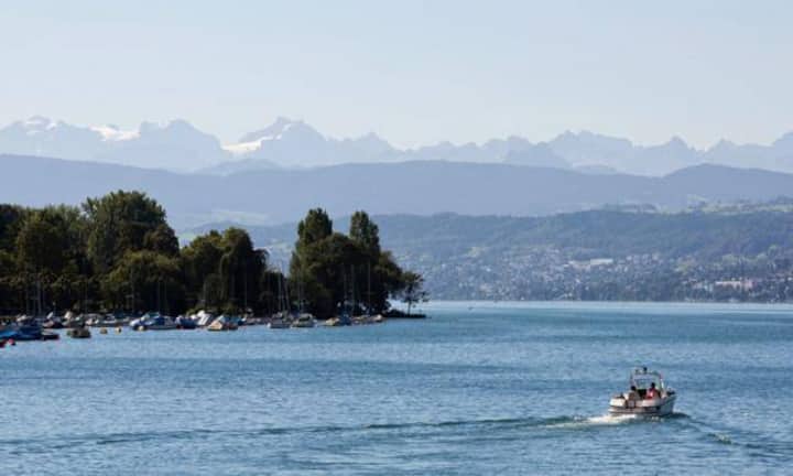 Dies zeigt die Wohnraumstudie von Moneypark und Alacasa. Laut Umfrage sollte sie Blick auf einen See haben, dies gab über die Hälfte der Befragten an. Knapp drei von zehn Befragten nannten die Aussicht auf die Berge als wichtiges Kriterium.