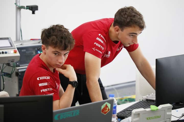01 mit Teampartner WorldSkillsPreparationBuhlerWuxi1.png