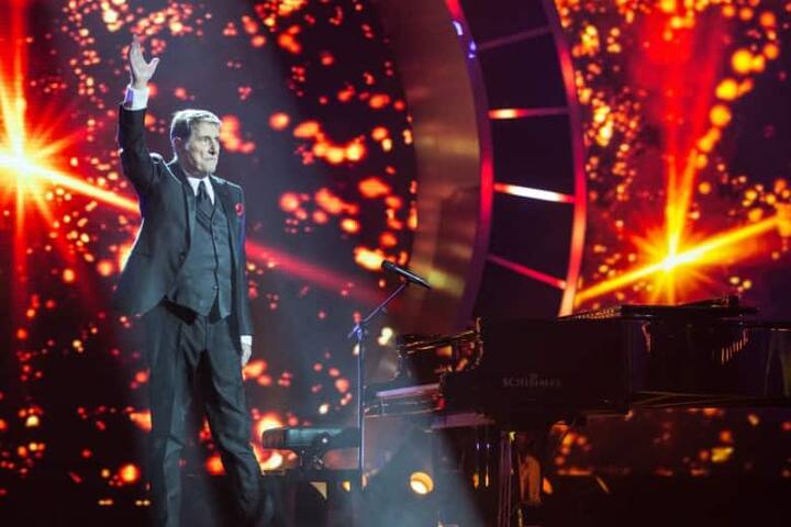 Udo Jürgens: 1934-2014. Die letzten TV-Bilder zeigten einen zu Tränen gerührten Udo Jürgens. Zusammen mit dem neuen Schlager-Sternchen Helene Fischer sang er ein letztes Mal den Song, mit dem er den Druchbruch schaffte: «Mercie, Chérie». Ausgestrahlt wurde die Sendung nach seinem Tod im Jahr 2014.