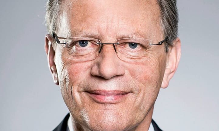 Martin FreyManaging Director Fossil EuropeSeit zehn Jahren verantwortet Martin Frey von Basel aus für Fossil die Geschäfte in Europa, im Mittleren Osten und in Afrika mit einem Umsatz von rund einer Milliarde Dollar. Unter Freys Leitung investierte Fossil in den letzten Jahren Millionen von Dollars in die Produktion von Swiss-made-Uhren.