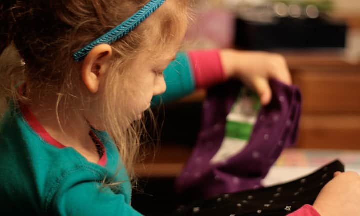 4. Rang: Kleidung - Praktisch, vernünftig und offenbar beliebt sind Geschenke zum Anziehen. Letztes Jahr entschieden sich allerdings noch 5 Prozent mehr für Socken oder Jupes.