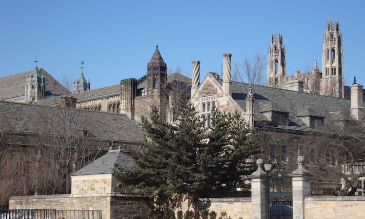 Platz 9: Yale University Sieben der zehn Universitäten mit den reichsten Abgängern befinden sich an der Ostküste der USA. So auch die Yale University in New Haven, die zu den renommiertesten Universitäten der Welt zählt. Insgesamt kommt sie auf 570 reiche Alumni. Adam Jones/Flickr/CC