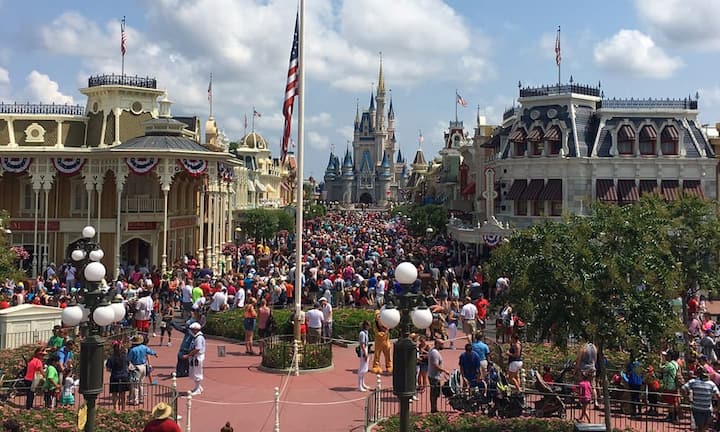 Walt Disney Company: Kostenloser EintrittDie Walt Disney Company will, dass ihre Mitarbeiter den «Fröhlichsten Platz auf Erden» geniessen können. Deshalb gibt es kostenlose Eintrittskarten für die Disney-Freizeitparks. Ausserdem profitieren die Mitarbeiter von Ermässigungen auf Merchandise und Disney-Hotels.
