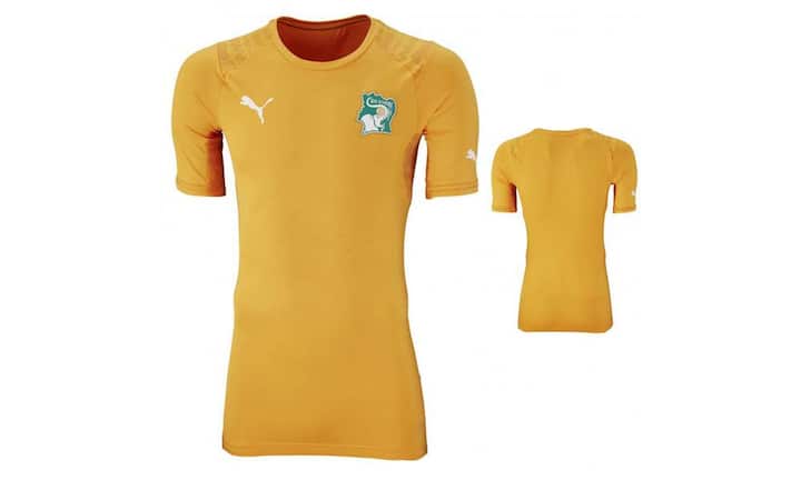 Nett: Das Puma-Trikot für die Nationalmannschaft der Elefenbeinküste ist eher schlicht und der Ausschnitt ist ein runder. Der Elefant im Umriss der Landesgrenzen ist ein schönes Element und das Gelb steht der Mannschaft sicherlich gut.