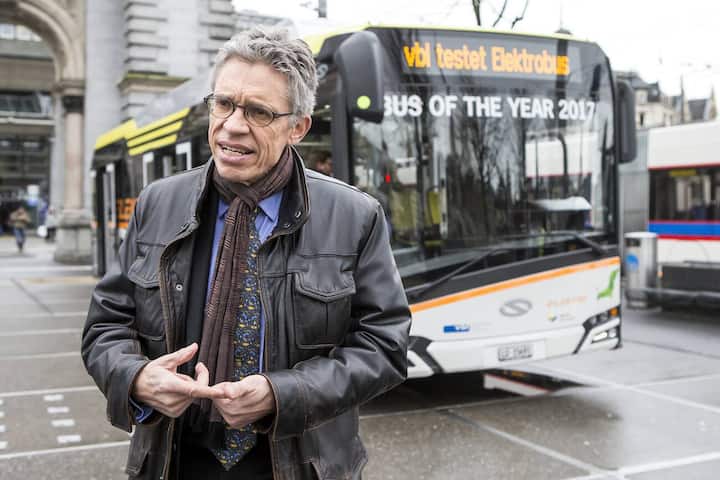 Norbert Schmassmann, Direktor vbl, spricht vor dem Elektrobus "Urbino", welcher von der vbl, Verkehrsbetriebe Luzern, und der ZVB, Zugerland Verkehrsbetriebe, am Donnerstag, 1. Februar 2018, in der Stadt Luzern getestet wird. (KEYSTONE/Alexandra Wey)