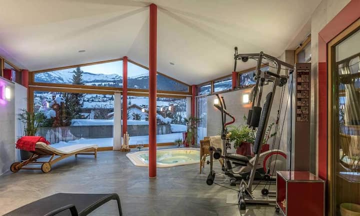 Im Jahr 2007 wurde ein eleganter Wellnessbereich mit Whirlpool, Sauna und Fitnessbereich angebaut.