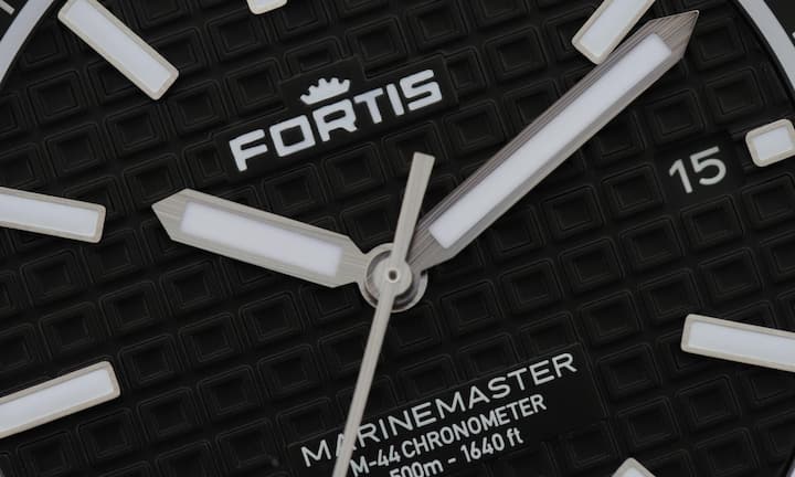 Applizierte Indexe, gebürstete Zeiger und ein Zifferblattmuster, das das «O» des Marken-Schriftzugs wiederholt.