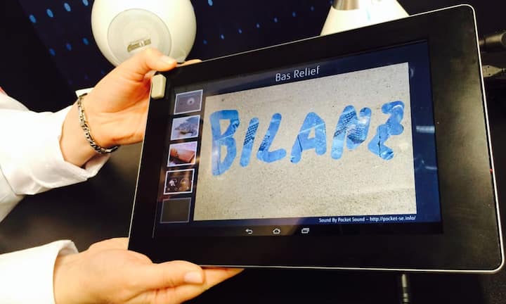 Es ist zwar erst ein Prototyp, aber es ist wohl das heisseste, was derzeit am Mobile World Congress zu sehen ist: Ein haptisches Tablet von Fujitsu. Seine Oberfläche fühlt sich unterschiedlich an, je nachdem, was darauf gezeigt wird. Ist eine Gitarre abgebildet, spürt man die Saiten. Sand auf dem Display fühlt sich anders an als Holz, Leder anders als Stein. Möglich...