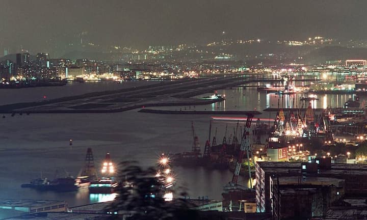 Platz 3: Hong Kong International Airport (HKG). Es ist der größte Flughafen Hongkongs und der größte Frachtflughafen der Welt: Der Hong Kong International Airport eröffnet die Top 3 der besten Airports der Welt. Er erzielte im Jahr 2011 ein Passagieraufkommen von 53,3 Millionen und ist damit nach Peking der zweitgrößte Flughafen Chinas.