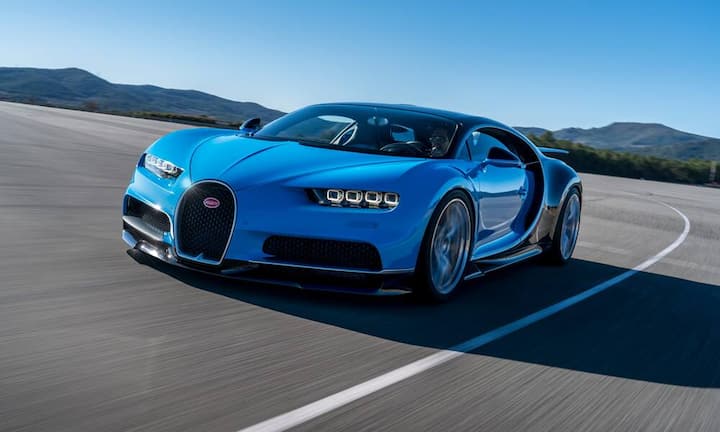 Quartett-Supertrumpf: Bugatti ChironDer ab Herbst verfügbare, 4,54 m lange Veyron-Nachfolger will der Superlativ unter den Strassensportwagen sein. Entsprechend brutal wird aufgetischt: Es gibt 1500 PS sowie 1600 Nm aus 16 Zylindern und acht Liter Hubraum. Daraus resultieren abartige Beschleunigungswerte: Der Chiron rast in 2,5 Sekunden auf 100 km/h, in 6,5 auf 200 und in 13,6 Sekunden auf Tempo 300; die Vmax beträgt 420 km/h. Der Preis beträgt mindestens 2,4 Millionen Euro. Netto.