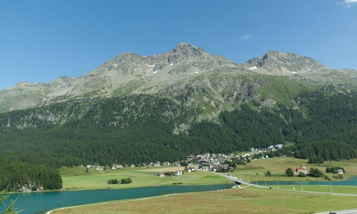 Durch die erhöhte Lage ermöglicht die Liegenschaft einen Blick auf die beiden Seen, die Engadiner Berglandschaft und das Nachbardorf Surlej.