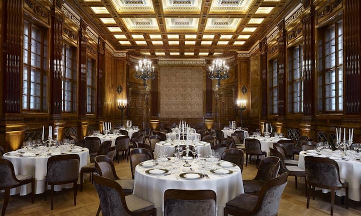 Wer in einem der 143 Zimmer und Suiten der ehemaligen Grossbank der Donaumonarchie logiert, findet sich von zeitgemässem, elegantem Luxus umgeben. Frühstück, Lunch und Dinner werden im historischen Ambiente der ehemaligen Kassenhalle serviert.