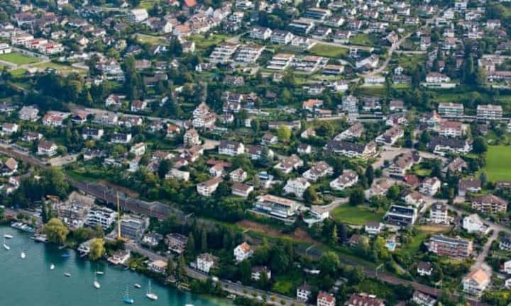 Herrliberg ZH am Zürichsee ist ein teurer Ort für Hausbesitzer - die UBS hält die Preise für gefährlich hoch.