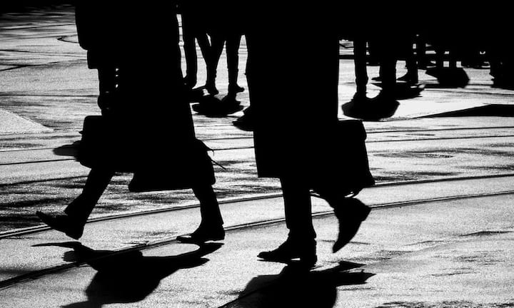 Platz 13: Finanzdienstleistungen/ Versicherungen  Mit einem Wert von 5, 2 (maximal 10 für sehr sinnvoll) beurteilen Banker und Versicherer ihre Arbeit untersämtlichen Branchen als am wenigsten sinnstiftend.