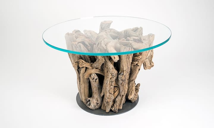 Natürliches Holz verbindet sich bei Jeff Lleshi mit Glas und Metall zu einem Möbelstück. Foto: Giardina / Jeff Lleshi
