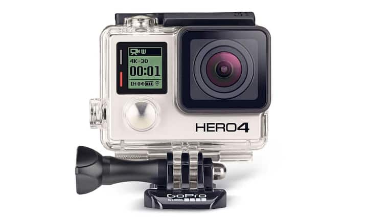 Diese Kamera im Miniformat macht hochaufgelöste 2,7K-Videos mit 30 Bildern pro Sekunde, allerdings kann die Batterieleistung etwas dürftig ausfallen. Die neue Version der GoPro Hero 4 Silver Edition hat erstmals einen Touchscreen, um die Aufnahmen zu steuern. Das Gerät hat ein wasserdichtes Gehäuse für Tiefen bis zu 40 Meter und bietet allerhand Zubehör zur Befestigung. GoPro Hero 4 430 Franken