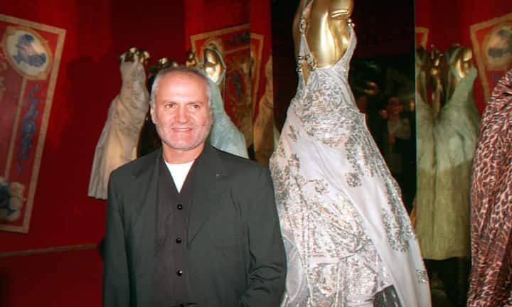 Gianni Versace wurde 1946 in Italien geboren. Er studierte Architektur und arbeitete im Schneidergeschäft seiner Mutter. Später war er im Unternehmen seiner Familie als Stoffeinkäufer tätig. Im Laufe der Jahre knüpfte er zahlreiche Geschäftsbeziehungen zu namhaften Herstellern und belieferte Unternehmen und Ausstattungshäuser mit Stoffen aus dem Ausland. 1968 entschied er sich, als Designer für grosse italienische Modehersteller tätig zu werden.