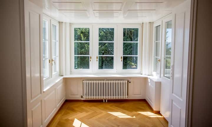 Das Cheminée und ein Kachelofen sorgen für eine gemütliche Atmosphäre. Fast jede Etage hat einen Balkon oder Erker. Doch am besten...