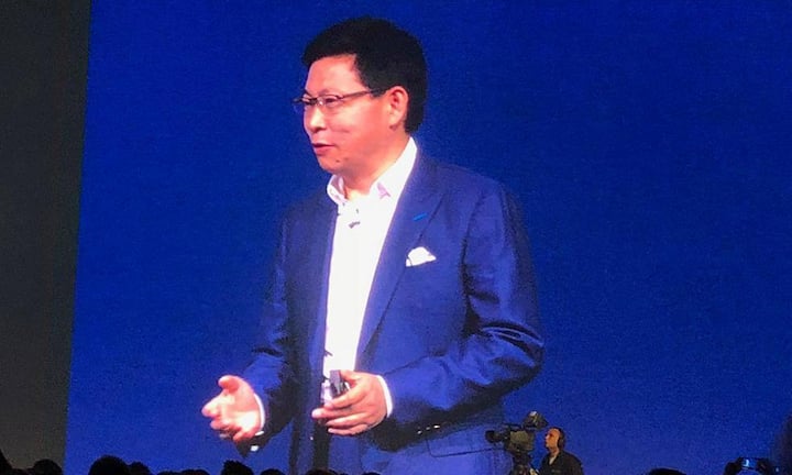 Konzernchef Richard Hu führte durch die Präsentation und betonte immer wieder, auf welchem hohem Niveau die Geräte von Huawei sich bewegten. Dabei scheute er auch nicht den offenen Vergleich mit der Konkurrenz - in mehreren Beispielen zeigte er, wo nach Standpunkt von Huawei Apple und Samsung schlechter abschneiden.