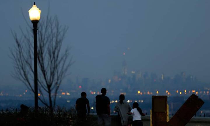 Die US-Immobilienfirma Zillow hat eine Rangliste erstellt, in welchen US-Städten die meisten reichen Millennials leben. Die Top Ten:Platz 10: Der Vorteil von Jersey City, N.J.: In unmittelbarer Nähe zu New York gelegen, pendeln viele mit dem Zug zur Wall Street oder anderen lukrativen Arbeitgebern, die in der Metropole beheimatet sind. 2,2 Prozent der Millennials, die in Jersey City leben, haben laut Zillow ein jährliches Einkommen von mehr als 350'000 Dollar.