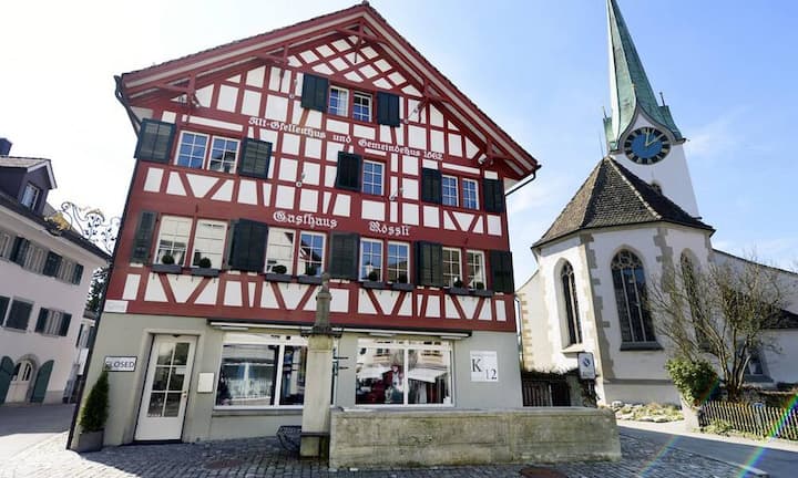 Platz 4: Zollikon An der Goldküste im Kanton Zürich liegt auch Zollikon. Die Steuerattraktivität ist die zweitbeste im Land. In puncto Arbeitsmarkt können andere Gemeinden jedoch mehr - Zollikon belegt bloss Rang 72.
Keystone