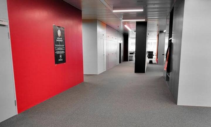 Darüber hinaus kann der Nutzer auf Schwarzweiss-Bildern einzelne Farben reaktivieren, etwa alle Rottöne. Auch können alle Bildeinstellungen manuell abgestuft werden. Und ein besonderes Special: In einem Pro-Modus kann die Kamera komplett manuell bedient werden.