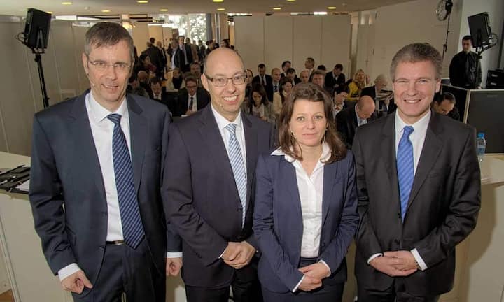 Alexander Vogel, Head Corporate & Finance Department, meyerlustenberger / lachenal Rechtsanwälte;
Thomas Breitenmoser, Mitglied der Geschäftsleitung, Swisscanto;
Nicole Kuentz, Leiterin Geschäftsstelle Zürich, Verband Schweizerischer Vermögensverwalter VSV;
Markus Fuchs, Geschäftsführer, Swiss Funds & Asset Management Association SFAMA