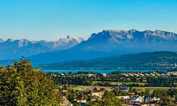 Vier Schlafzimmer, vier Badezimmer, zwei Garagen, Garten und Naturteich - die Ruhe lässt sich hier geniessen. Preis: auf Anfrage.