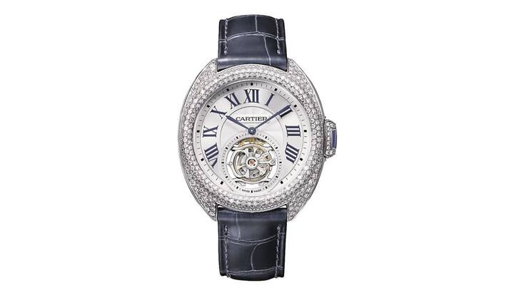 Cartier - Blickfang
Clé de Cartier Flying Tourbillon: Ein Luxusstück für solche, die Komplikationen lieben. Allerdings: 147’000 Franken muss man auf den Tisch legen für diesen Haute-Horlogerie-Traum aus Cartiers Clé-Kollektion. Das fliegende Tourbillon mit 142 Teilen ist fast Nebensache. Abgelenkt wird der Blick auf den Tourbillon-Käfig von 478 Brillanten mit 3,56 Karat Gesamtgewicht.
Werk: Kaliber MC 9452; Gehäuse: Weissgold mit Brillanten; Grösse: 35 mm