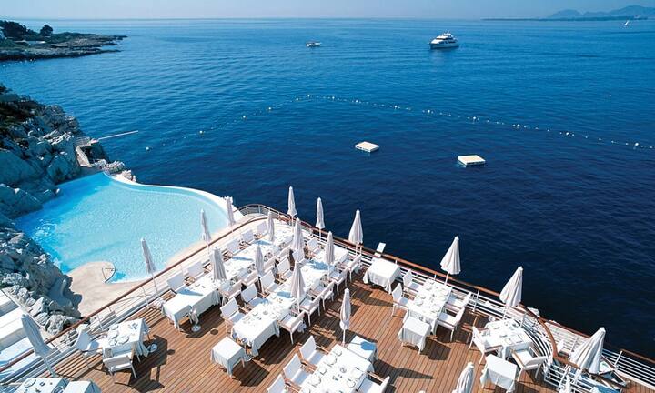 Platz 6 (2): Hôtel du Cap-Eden-Roc, Côte d’AzurEtwas Magisches geschieht, wenn man durch die Tür dieser „grande dame“ unter den Riviera-Hotels tritt. Ein Cinderella-Moment, in dem die Welt wunderbarer wird als sie wirklich ist: vergnügter, aufgeweckter,  so als würde Gershwin’s „Rhapsody in Blue“ durch die Hallen und mediterranen Parkanlagen schweben. Bei der Abreise überkommt einen das Gefühl, als würden die Scheinwerfer ausgeknipst.  Hôtel du Cap-Eden-Roc