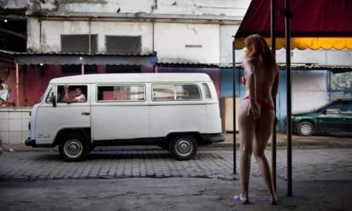 5. Sexfallen
Eine Sonderform der falschen Versprechungen betrifft vor allem alleinreisende Männer. Diese lassen im Ausland oft jede Zurückhaltung fallen und werden so zur leichten Beute für Frauen, die vielleicht gar nicht so sehr an ihrer Persönlichkeit interessiert sind.Bilder: Keystone