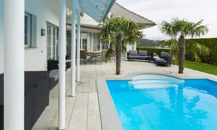 Die gesamte Grundstücksfläche beträgt 800 Quadratmeter. Der Aussenpool lädt mit einer Grösse von 25 Quadratmetern zum Schwimmen ein.