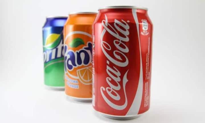 Coca-ColaDie Herkunft des Namens Coca-Cola ist nicht ganz so eklig, aber dennoch erstaunlich. Er leitet sich von Coca-Blättern und Cola-Nüssen ab, die zu den ursprünglichen Zutaten des Getränks gehören. Keystone