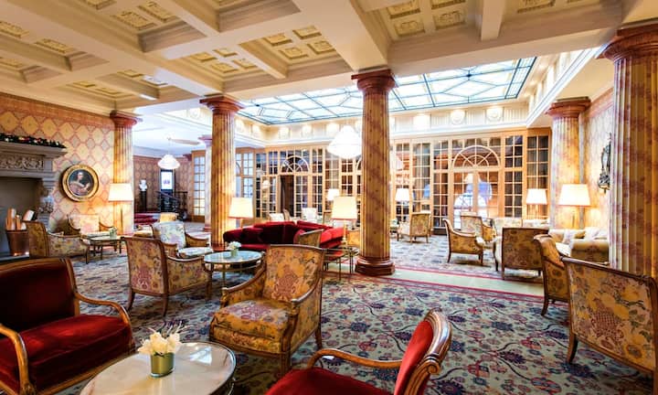 Platz 8 (Vorjahr: 12): Kulm Hotel St. Moritz, St. Moritz
Neues zu wagen und Traditionen zu pflegen, das verträgt sich recht gut – wie das Kulm Hotel zeigt und sich damit um vier Ränge verbesserte. Heinz und Jenny Hunkeler sorgen für jenes Fluidum, in dem sich jeder Gast mindestens so wichtig genommen fühlt, wie er sich selbst fühlt. Zudem werden derzeit die Zimmer vom französischen Architekten Pierre-Yves Rochon kontinuierlich erneuert.