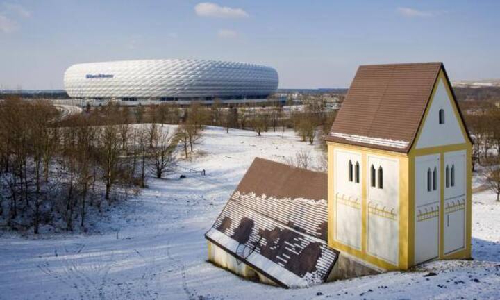 Mit der Allianz Arena in München ersetzten die Basler das berühmte Olympiastadion als Heimstätte der Bayern. Die Arena schwebt wie ein UFO über den Feldern von Fröttmaning. Wikimedia/CC/Poco a poco