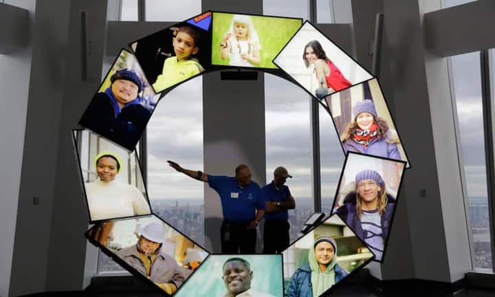 Auf interaktiven Monitoren, die in einem Ring angeordnet sind, werden den Besuchern die Landschaft und die Menschen aus der Nachbarschaft gezeigt, die sich unter ihnen befinden.