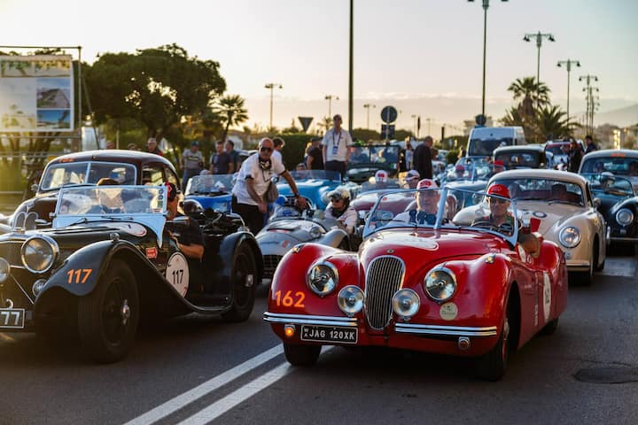 STAU AM HAFEN IN GENUA Weil Klassiker-Moto- ren gerne überhitzen, ist auch mal Schieben statt Fahren angesagt.